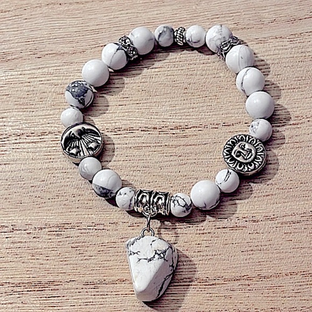White Howlite Bracelet, Free form Howlite Pendant, Reversible Sun/Moon 🤍🩶🖤 - Picture 5 of 12